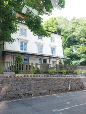 Vaughan Lodge- Stunning 2 Bedroom Duplex Apartment